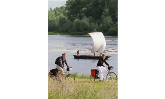 photo d'un couple faisant du vélo sur un chemin longeant la Loire